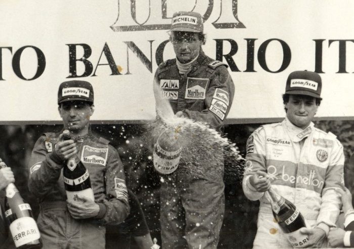 La tradizione di stappare lo Champagne ... ed annaffiare il pubblico sul podio della Formula 1