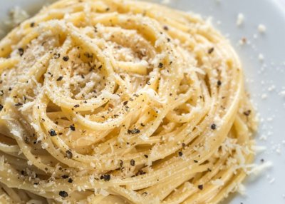 Spaghetti Cacio e Pepe: Ricetta e Vini in Abbinamento